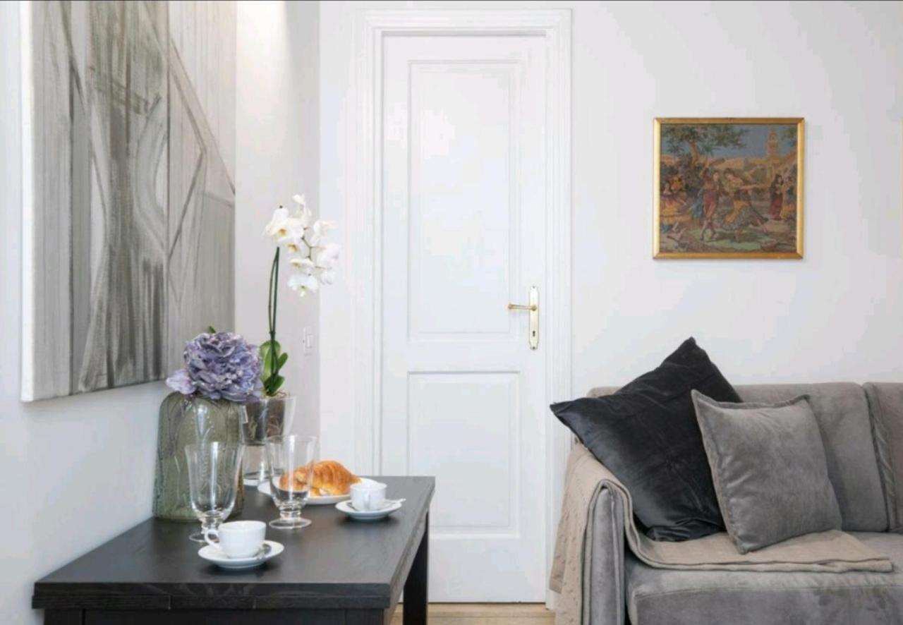 Spanish Modern Apartament Рим Экстерьер фото